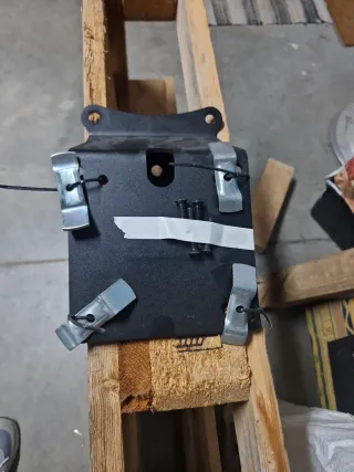 Soporte baúl moto sym 300