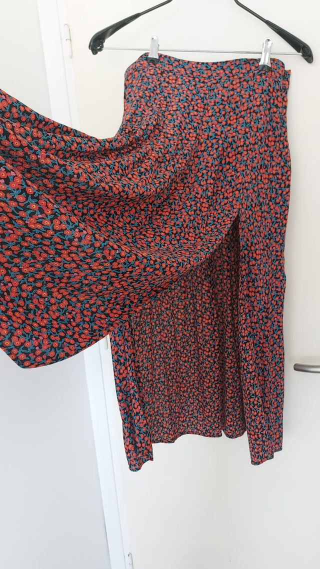 Falda midi floral roja