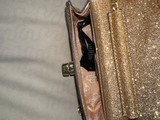 Bolso Guess dorado brillante