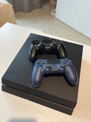 PlayStation 4 (PS4) con 2 mandos y cargador dual. 