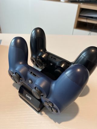 PlayStation 4 (PS4) con 2 mandos y cargador dual. 