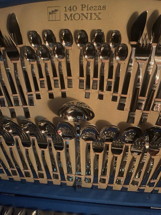 Cubertería MONIX 140 piezas