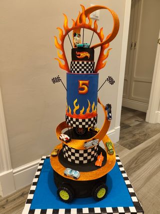 Tarta Hot Wheels 5 años con luces led

