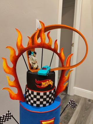 Tarta Hot Wheels 5 años con luces led

