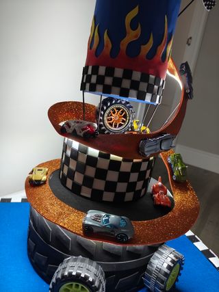 Tarta Hot Wheels 5 años con luces led

