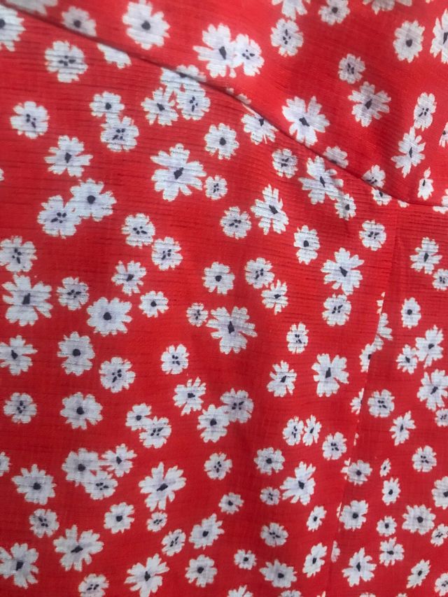 Mono rojo estampado flores