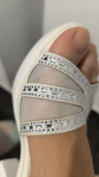 Sandalias blancas novia tacón bajo
