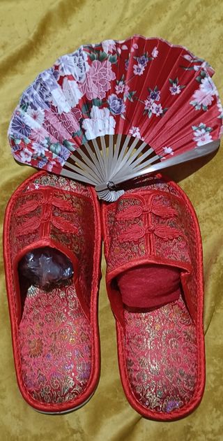 Pantuflas rojas & abanico chino