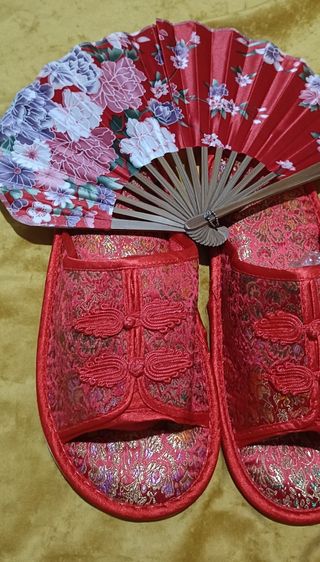 Pantuflas rojas & abanico chino