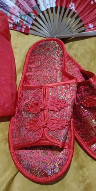 Pantuflas rojas & abanico chino