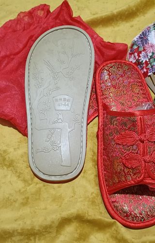 Pantuflas rojas & abanico chino