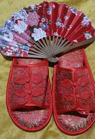 Pantuflas rojas & abanico chino