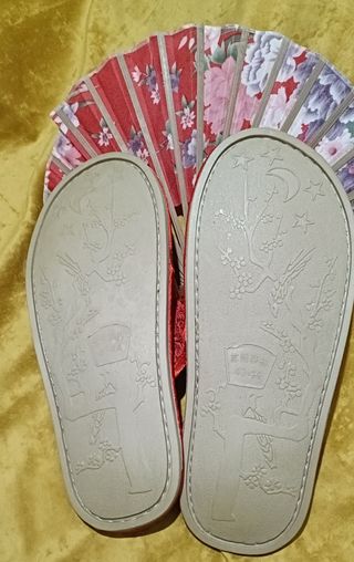 Pantuflas rojas & abanico chino