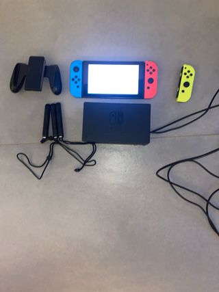 Nintendo Switch - Azul, Rojo y Amarillo