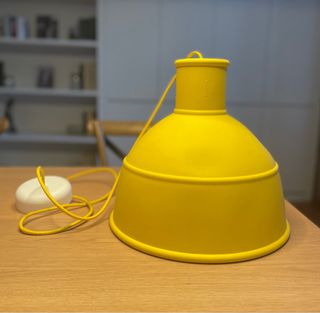 Lampara techo Muuto amarilla