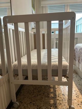 Cuna blanca con colchón.