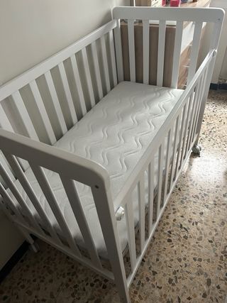 Cuna blanca con colchón.