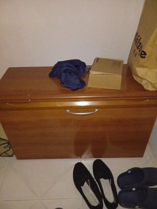 Mueble de madera marrón