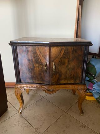 Coppia di mobili vintage con gambe intagliate