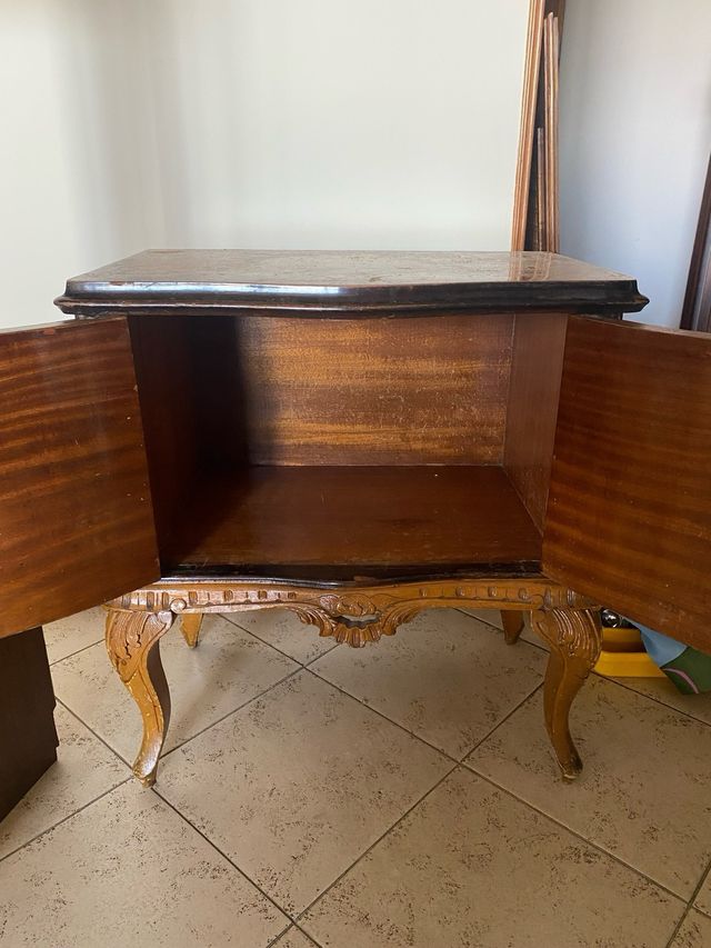 Coppia di mobili vintage con gambe intagliate