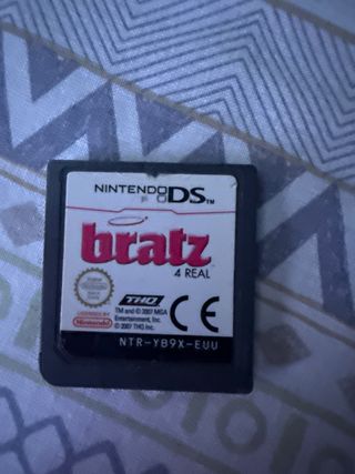 cargador incluido y un juego de las bratz 