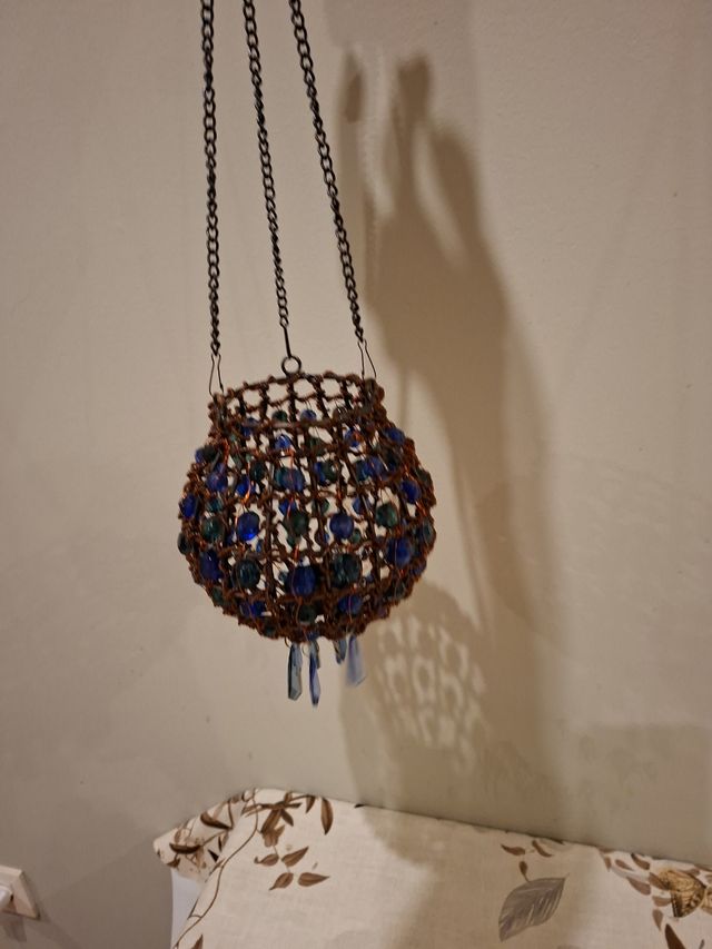 Lámpara de metal y cristal azul