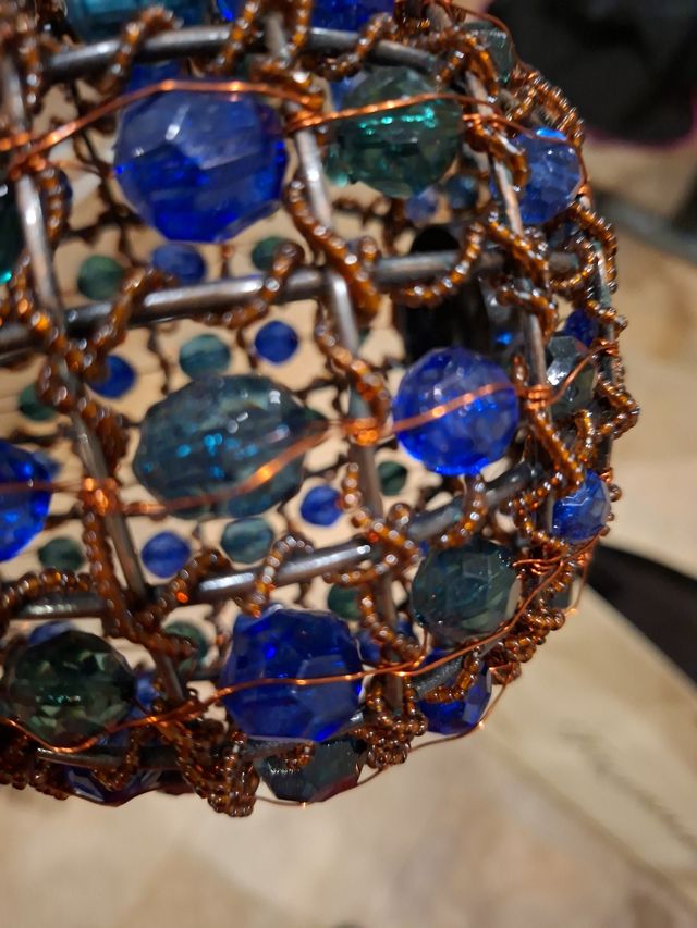 Lámpara de metal y cristal azul