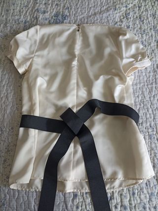 Blusa beige c/cinturón negro

