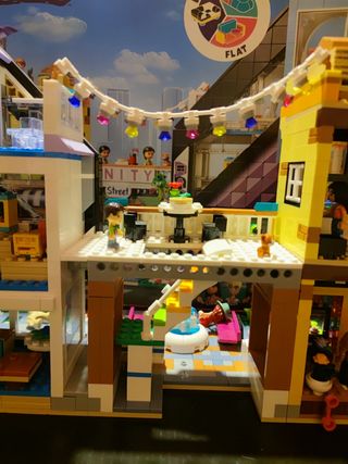 LEGO Friends 41732: Floristería y Tienda de diseño