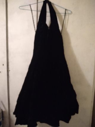 Vestido terciopelo negro con cancan en el interior