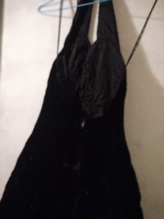 Vestido terciopelo negro con cancan en el interior