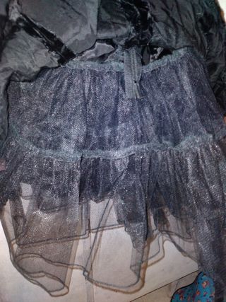Vestido terciopelo negro con cancan en el interior