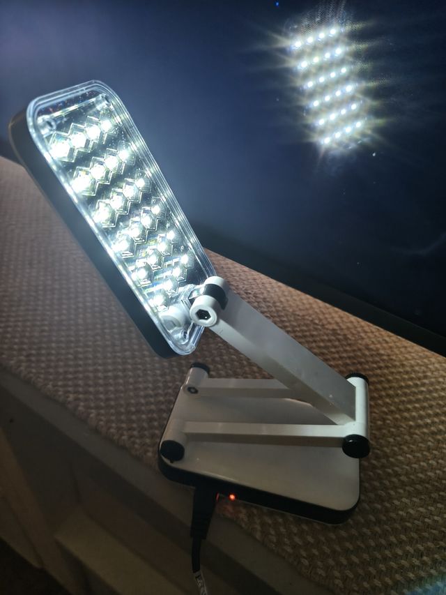 Lámpara LED portátil plegable y recargable