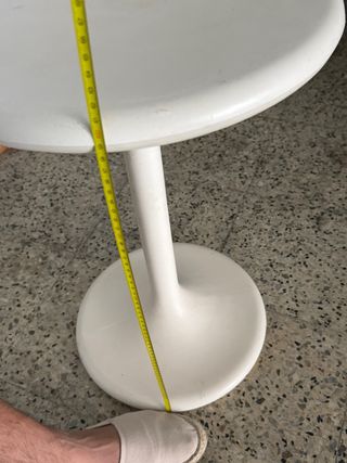 Mesita blanca de plástico