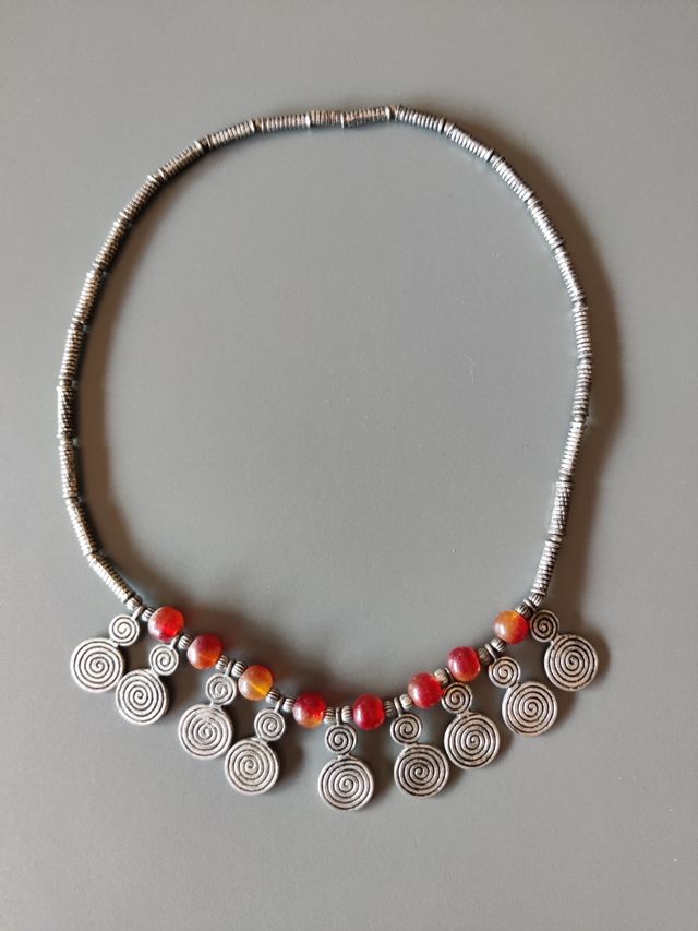 Collana etnica in metallo con perle color corallo