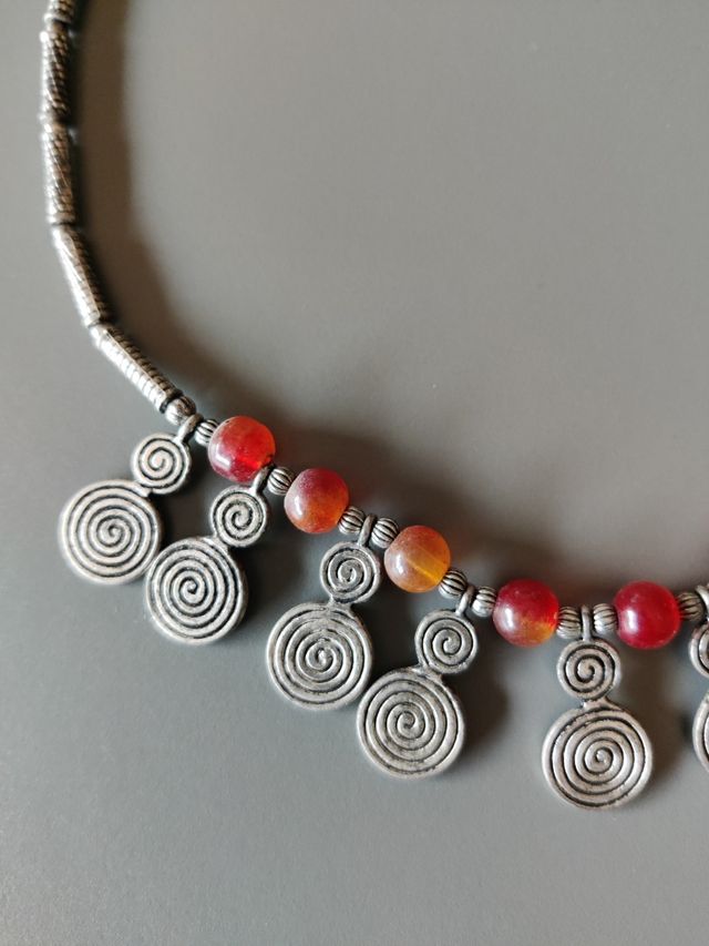 Collana etnica in metallo con perle color corallo