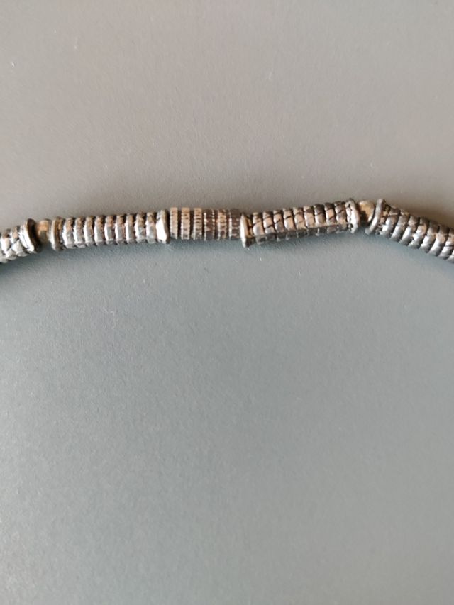 Collana etnica in metallo con perle color corallo