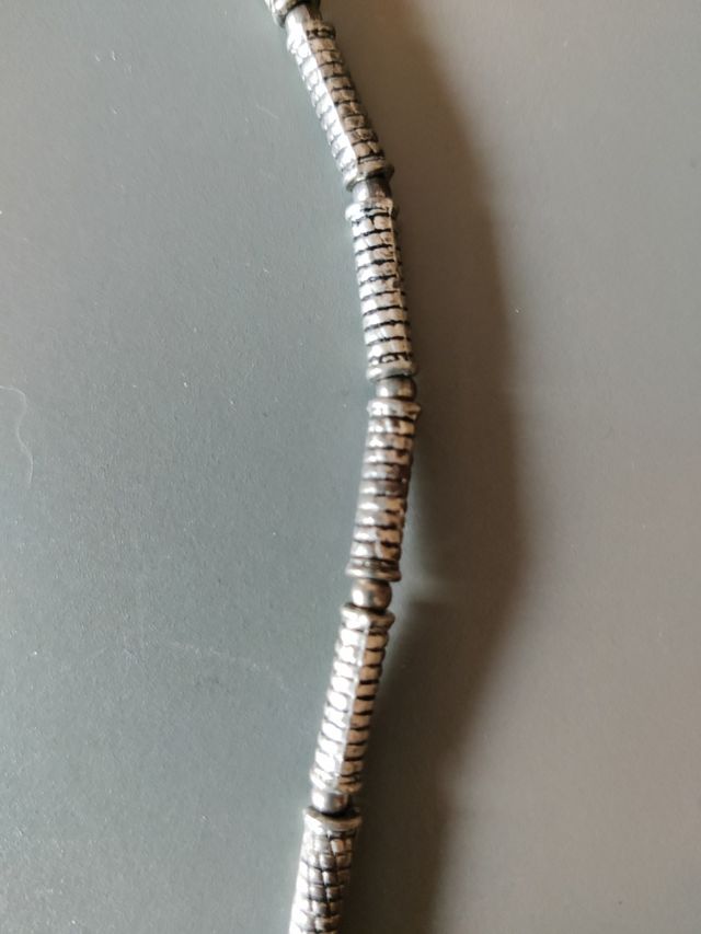 Collana etnica in metallo con perle color corallo