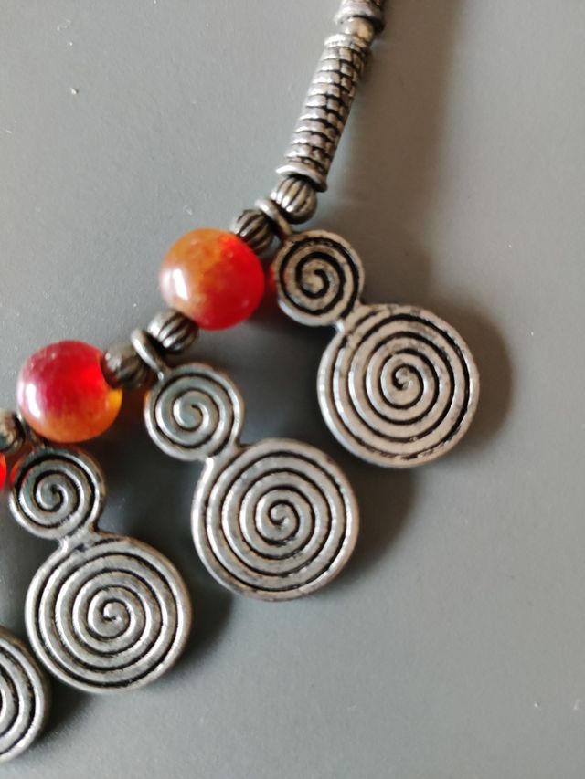 Collana etnica in metallo con perle color corallo