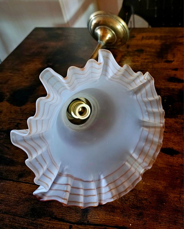 Lámpara vintage dorada y blanca