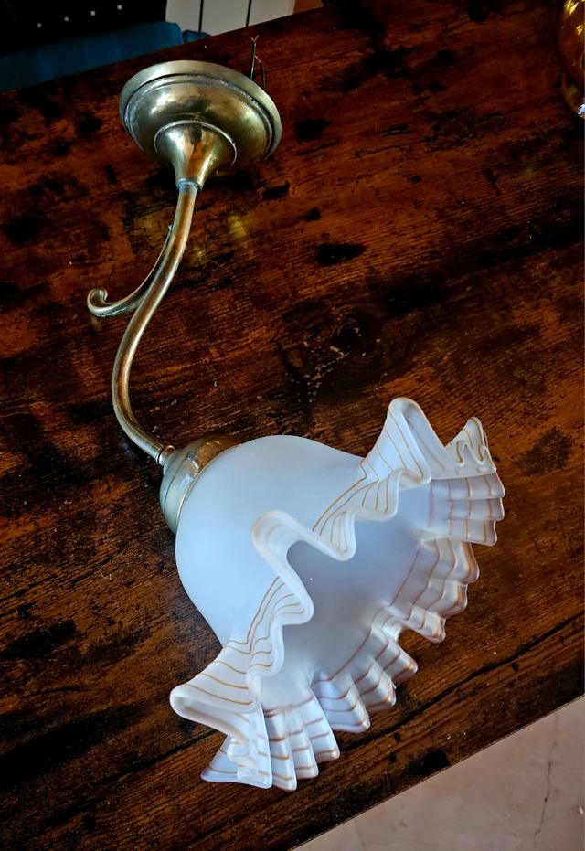 Lámpara vintage dorada y blanca