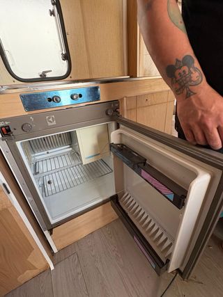 Nevera trivalente camping y dos fuegos con lavabo