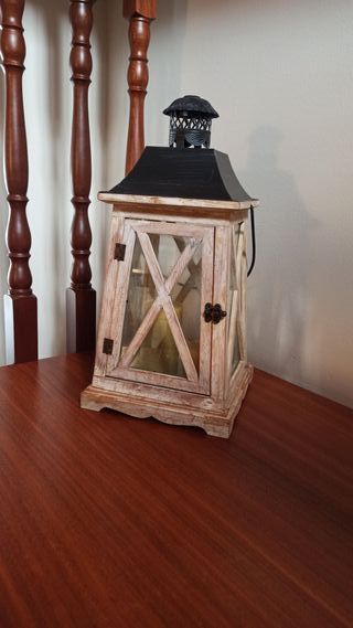 Farol de madera y metal blanco y negro
