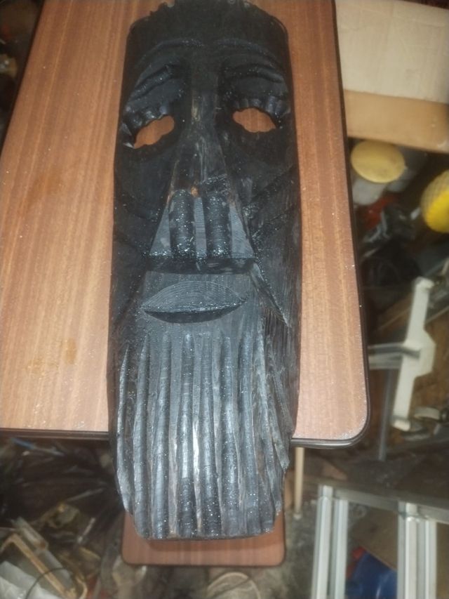 Maschera Tradizionale in Legno Scolpito 