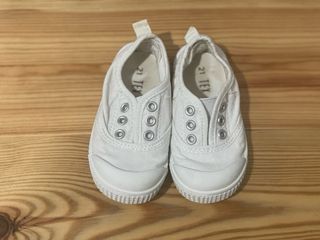 Lote bebé: zapatos, babero, cucharas y plato