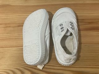 Lote bebé: zapatos, babero, cucharas y plato