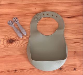 Lote bebé: zapatos, babero, cucharas y plato