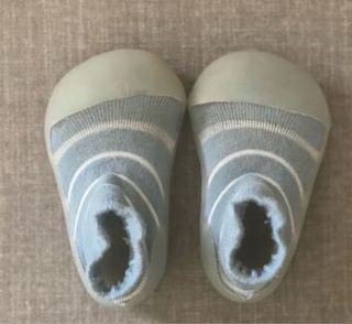 Lote bebé: zapatos, babero, cucharas y plato