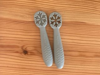 Lote bebé: zapatos, babero, cucharas y plato