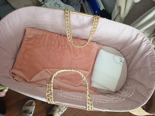 Capazo con patas y colchón